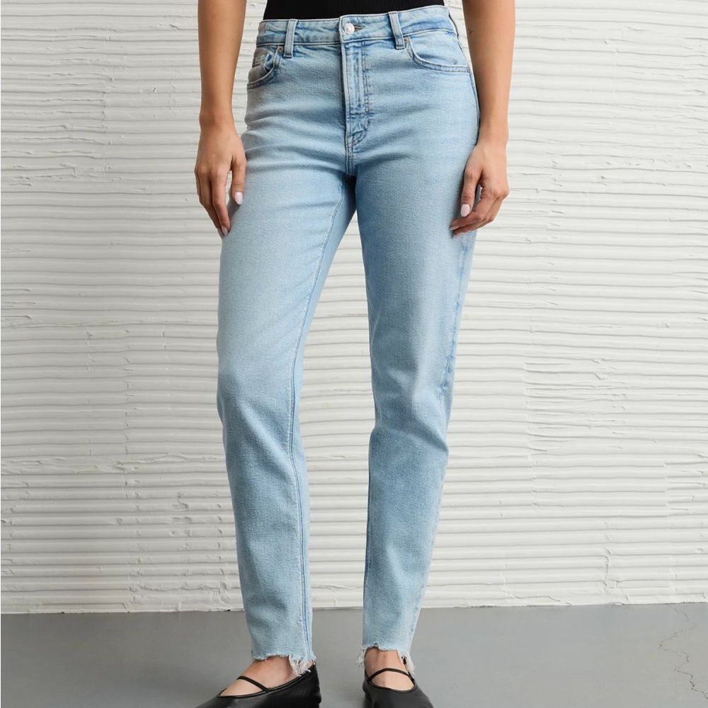 AMERICAN EAGLE | Mom Jeans in Washed Black